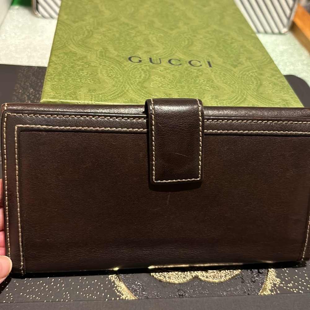 Gucci Elegant Brown Leather Wallet with Gold Accent - Picture 2 of 11
